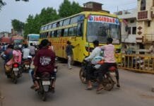 राजनांदगांव : स्टेशन पारा ओवरब्रिज पर डीजल खत्म होने से यात्री बस बनी मुसीबत, घंटों जाम में फंसे स्कूली बच्चे…