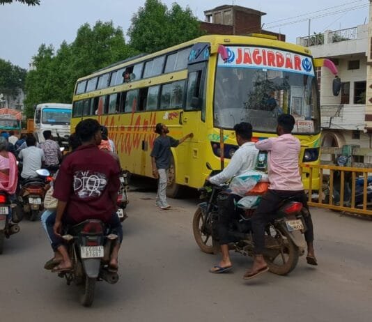 राजनांदगांव : स्टेशन पारा ओवरब्रिज पर डीजल खत्म होने से यात्री बस बनी मुसीबत, घंटों जाम में फंसे स्कूली बच्चे…