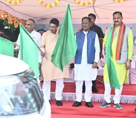 रायपुर : मुख्यमंत्री ने मैदानी स्वास्थ्य अमले के लिए 151 नए वाहनों को दिखाई हरी झंडी…