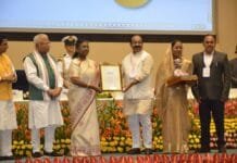 रायपुर : छत्तीसगढ़ ने राष्ट्रीय मंच पर बिखेरी स्वच्छता की चमक, 20 हजार से कम आबादी वाले शहरों में बिल्हा देश का सबसे स्वच्छ शहर…