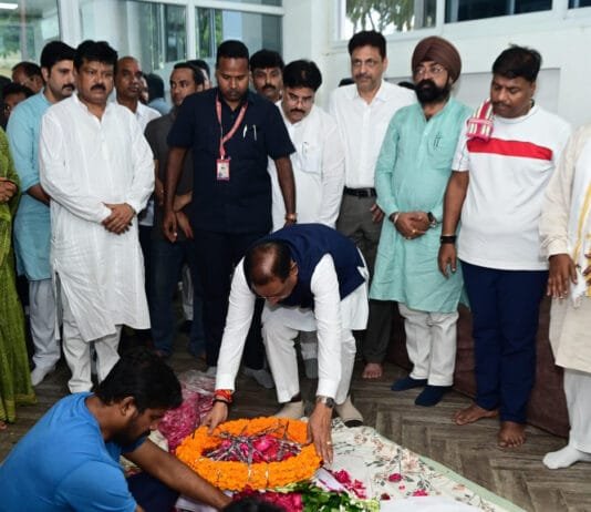 रायपुर : मुख्यमंत्री विष्णु देव साय ने स्वर्गीय श्री निखिल कश्यप को दी श्रद्धांजलि, शोक संतप्त परिजनों से की मुलाकात…