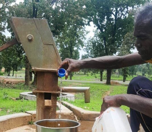 एमसीबी : ग्राम राँपा में हैंडपंप के जल स्रोत में क्लोरीनेशन से ग्रामीणों को मिला स्वच्छ जल का तोहफ़ा…