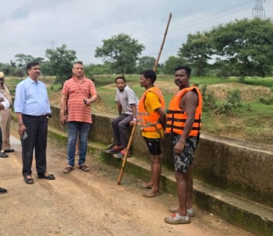 राजनांदगांव : अपर कलेक्टर सीएल मारकण्डेय ने बाढ़ प्रभावित क्षेत्र का किया निरीक्षण…