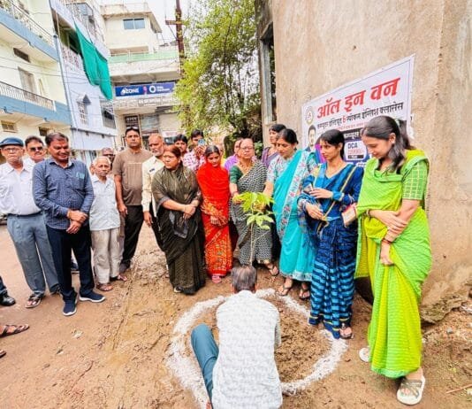 राजनांदगांव : रानी सूर्यमुखी देवी वार्ड में महापौर मधुसूदन यादव ने वार्ड विकास के लिए भूमिपूजन कर लगाये विभिन्न प्रजाति के पौधे…