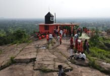 राजनांदगांव : 20 किलों मीटर पैदल चल कर जटाशंकर मंदिर शिवधाम पर्वत पे जलाभिषेक करने पहुंचे कावड़ियो का जत्था…