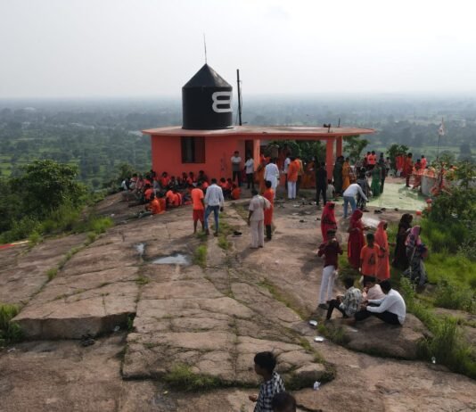 राजनांदगांव : 20 किलों मीटर पैदल चल कर जटाशंकर मंदिर शिवधाम पर्वत पे जलाभिषेक करने पहुंचे कावड़ियो का जत्था…