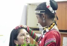 राजनांदगांव तीज उत्सव में भावुक हुआ एक पल: पारंपरिक परिधान में बालिका के स्नेह से डॉ. वर्णिका शर्मा हुईं अभिभूत…