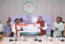 राजनांदगांव : विधानसभा अध्यक्ष को आयुष्मान वय वंदना कार्ड बनाकर उप मुख्यमंत्री एवं जिले के प्रभारी मंत्री द्वारा प्रदान किया गया…