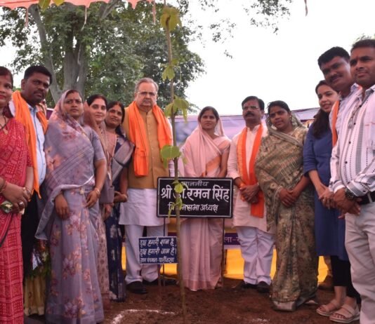 राजनांदगांव : विधानसभा अध्यक्ष डॉ. रमन सिंह ने ग्राम पार्रीकला में एक पेड़ मां के नाम अभियान अंतर्गत किया पौधरोपण…