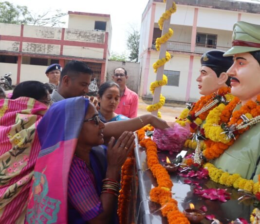 राजनांदगांव : शहीद उप निरीक्षक युगल किशोर वर्मा, आरक्षक कृष लाल साहू और सहायक आरक्षक सुखुराम नेताम की पुण्यतिथि पर श्रद्धांजलि सभा आयोजित…