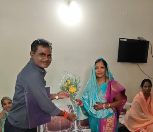 राजनांदगांव : मुख्यमंत्री के नाम उनकी धर्मपत्नी कौशल्या देवी साय से सुशील नारायण शर्मा ने सौजन्य मुलाकात किया…