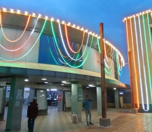 VISION TIMES: स्वतंत्रता दिवस पर तिरंगे की रोशनी से जगमगाया राजनांदगांव रेलवे स्टेशन…