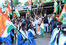 राजनांदगांव : देशभक्ति के जज्बा लिए हाथों में तिरंगा झंडा लेकर विधानसभा अध्यक्ष के साथ स्कूली बच्चे, खिलाड़ी, पुलिस एवं नागरिक तिरंगा रैली में हुए शामिल…