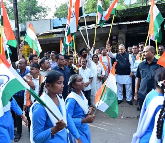 राजनांदगांव : देशभक्ति के जज्बा लिए हाथों में तिरंगा झंडा लेकर विधानसभा अध्यक्ष के साथ स्कूली बच्चे, खिलाड़ी, पुलिस एवं नागरिक तिरंगा रैली में हुए शामिल…