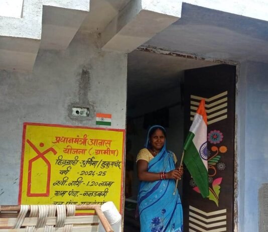 राजनांदगांव : प्रधानमंत्री आवास योजना-ग्रामीण अंतर्गत निर्मित आवासों में फहराया जा रहा राष्ट्र ध्वज तिरंगा…