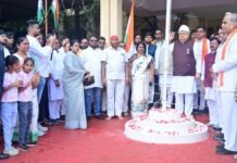 राजनांदगांव : विधानसभा अध्यक्ष ने स्पीकर हाऊस में किया ध्वजारोहण…