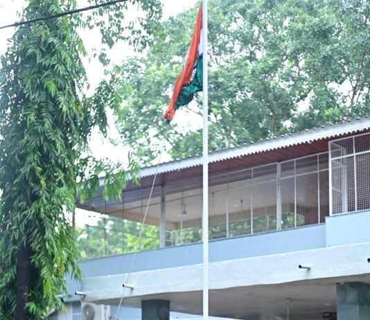 राजनांदगांव : कलेक्टर ने अपने निवास में किया ध्वजारोहण…