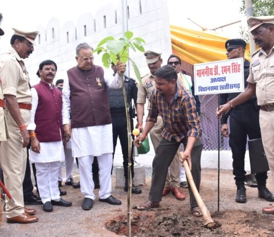राजनांदगांव : विधानसभा अध्यक्ष ने एक पेड़ मां के नाम अभियान के तहत पुलिस प्रशिक्षण विद्यालय परिसर में किया पौधरोपण…