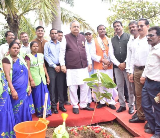 राजनांदगांव : विधानसभा अध्यक्ष ने वूमेन फॉर ट्रीज अभियान के तहत बादाम का पौधरोपण कर किया शुभारंभ…