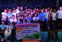 राजनांदगांव : पटरी पार के हॉकी खिलाड़ियों ने देखा जादूगर दीप कुमार का जादू…