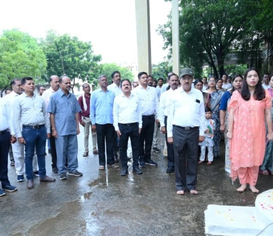 राजनांदगांव : जिला पंचायत सीईओ ने संयुक्त जिला कार्यालय प्रांगण में किया ध्वजारोहण…