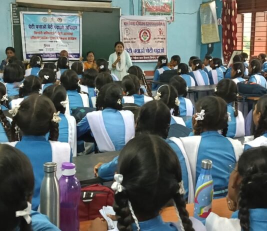 राजनांदगांव : शासकीय उच्चतर माध्यमिक विद्यालय हरडुवा की छात्राओं को दी गई बेटी बचाओ बेटी पढ़ाओ की जानकारी…
