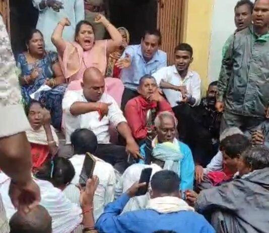 मोहला : जंतरगुंडरा प्राथमिक शाला में शिक्षक की कमी पर हंगामा, बीईओ कार्यालय का घेराव…