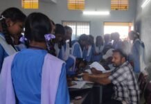 राजनांदगांव : आय, जाति एवं निवास प्रमाण पत्र बनाने के लिए बड़ी संख्या में स्कूली छात्र-छात्राएं एवं अन्य पात्र हितग्राहियों ने उत्साहपूर्वक किया आवेदन…