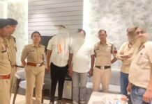 राजनांदगांव : होटल मयूर के स्वीट रूम में जुआ खेलते चार आरोपी गिरफ्तार, नगदी व ताश की गड्डी बरामद…