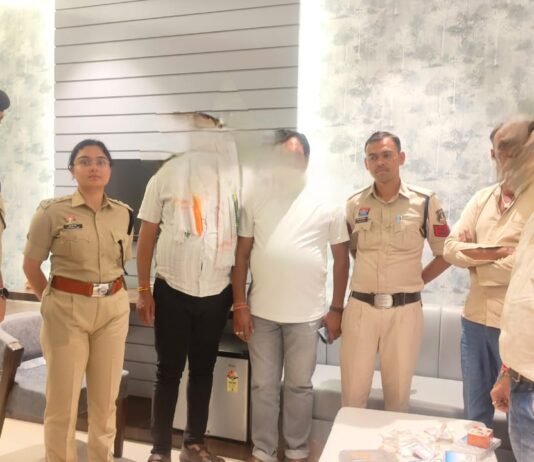 राजनांदगांव : होटल मयूर के स्वीट रूम में जुआ खेलते चार आरोपी गिरफ्तार, नगदी व ताश की गड्डी बरामद…