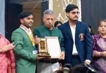 राजनांदगांव : राष्ट्रीय युवा उत्कृष्ट पुरुस्कार से जम्मू कश्मीर में सम्मानित हुए विनोद कुमार टेम्बुकर…