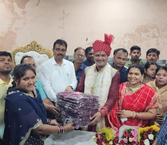 राजनांदगांव : तीजा त्योहार के पूर्व महापौर ने आयुक्त की उपस्थिति में महिला सफाई कर्मियों तथा स्वच्छता दीदीयो को साड़ी का किया वितरण…