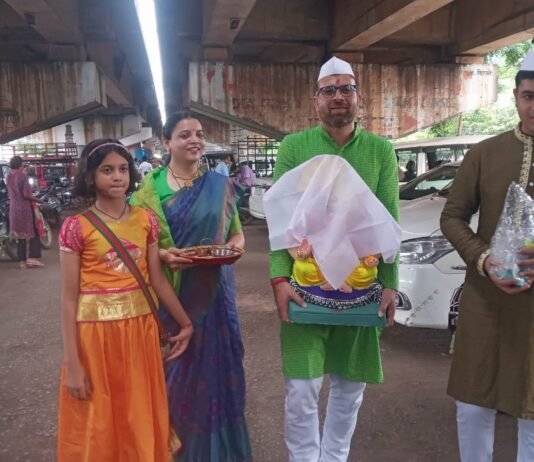 राजनांदगांव: गणेश चतुर्थी पर कलेक्टर सर्वेश्वर नरेन्द्र भुरे ने लिया भगवान गणेश की प्रतिमा…