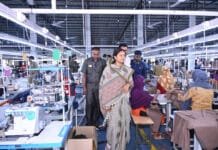 रायपुर : मंत्री लक्ष्मी राजवाड़े ने शबरी एंपोरियम, और गारमेंट फैक्ट्री का किया अवलोकन…