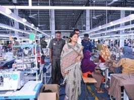 रायपुर : मंत्री लक्ष्मी राजवाड़े ने शबरी एंपोरियम, और गारमेंट फैक्ट्री का किया अवलोकन…
