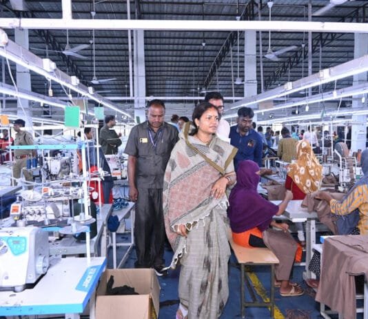 रायपुर : मंत्री लक्ष्मी राजवाड़े ने शबरी एंपोरियम, और गारमेंट फैक्ट्री का किया अवलोकन…