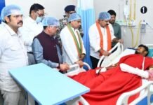 रायपुर : उपमुख्यमंत्री विजय शर्मा ने मेडिकल कॉलेज हॉस्पिटल पहुंच आईडी ब्लास्ट में घायल ग्रामीण और भालू के हमले में घायल जवान से भेंटकर पूछा स्वास्थ्य का हाल…