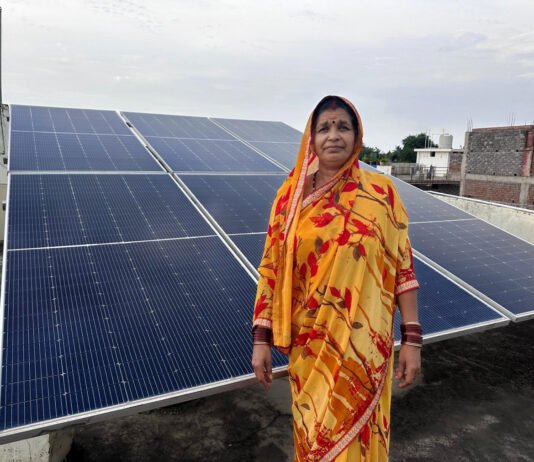 रायपुर : सौर ऊर्जा से हेमलता का घर जगमगाया द- बिजली बिल से मिली आज़ादी…