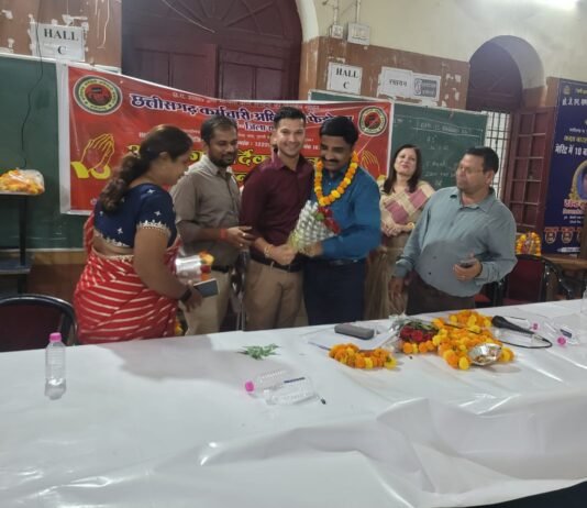 राजनांदगांव : सेजेस शिक्षको और अन्य संविदा कर्मियों की लंबित मांगों को जोर शोर उठाया,अध्यक्ष विकास तिवारी को किया सम्मानित…