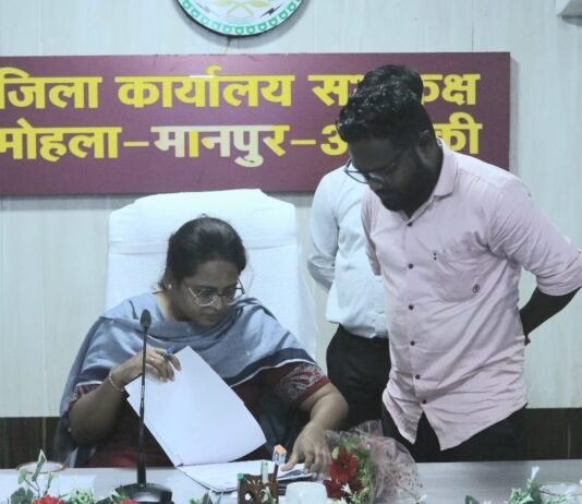 मोहला : जनदर्शन में कलेक्टर प्रजापति नें सुनी ग्रामीणों की समस्याएं…