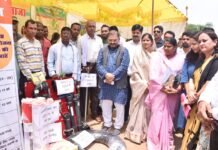 राजनांदगांव : ग्राहक सेवा केन्द्र में किसानों का जीरो बैंलेर्स पर प्रधानमंत्री जनधन खाता खोला गया…