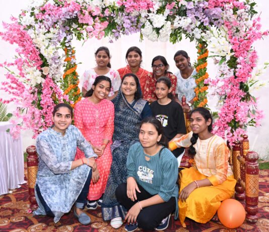 रायपुर : सावन के रंगों में रंगा मंत्री निवास, महिला पत्रकारों संग मंत्री लक्ष्मी राजवाड़े ने लिया उत्सव का आनंद…