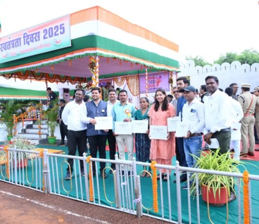राजनांदगांव: स्वतंत्रता दिवस मुख्य समारोह में जिला पंचायत सीईओ एवं टीम हुए सम्मानित…