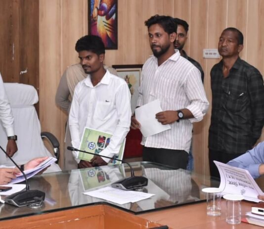 राजनांदगांव : कलेक्टर ने जनदर्शन में पहुंचे जनसामान्य की सुनी शिकायत एवं समस्याएं…