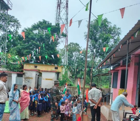 राजनांदगांव : राजनांदगांव पुलिस ने नक्सल प्रभावित क्षेत्र में ध्वजारोहण कर बढ़ाया उत्साह…