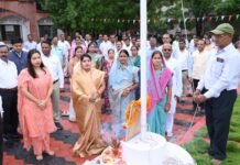 राजनांदगांव: जिला पंचायत अध्यक्ष किरण वैष्णव ने जिला पंचायत परिसर में किया ध्वजारोहण…