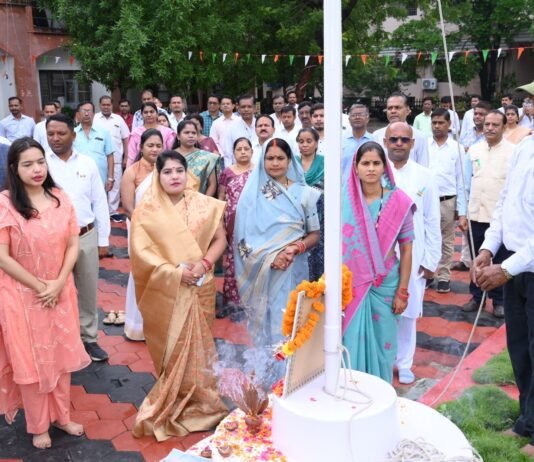 राजनांदगांव: जिला पंचायत अध्यक्ष किरण वैष्णव ने जिला पंचायत परिसर में किया ध्वजारोहण…