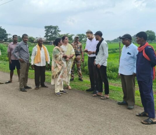 राजनांदगांव : कलेक्टर ने ग्राम बोईरडीह में खेतों में पहुंचकर डिजिटल फसल सर्वेक्षण के कार्य का किया निरीक्षण…