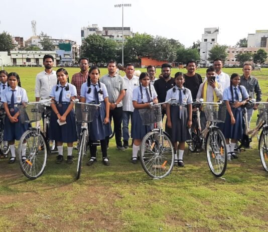 राजनांदगांव : नवमी की छात्राओं को मिली साइकिल की सौगात…