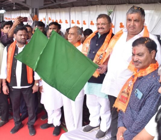 राजनांदगांव : जयश्री राम के जयकारे के साथ ढोल-मंजीरे की मंगल ध्वनि के साथ श्रद्धालुओं को अयोध्या के लिए किया गया विदा…